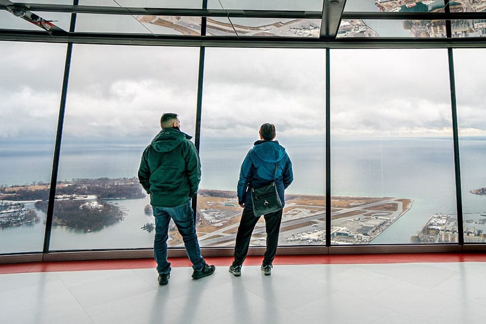 Biblioteca de Toronto oferece acesso gratuito à CN Tower e outras atrações