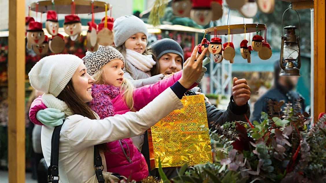 Sob o viaduto, mercado natalino celebra uma década