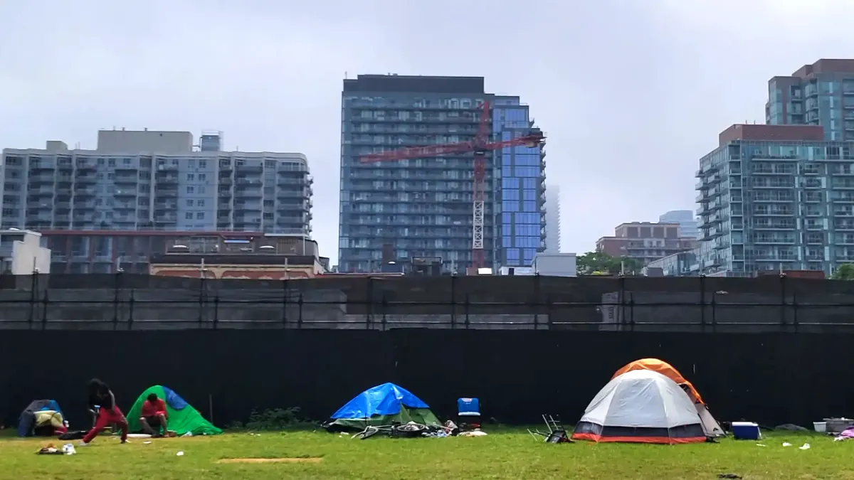 Acampamento de pessoas em situação de rua é removido para a visita de Taylor Swift