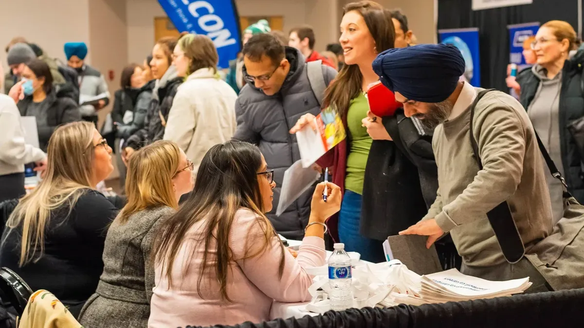 Feira de empregos reúne mais de 30 empresas em Toronto