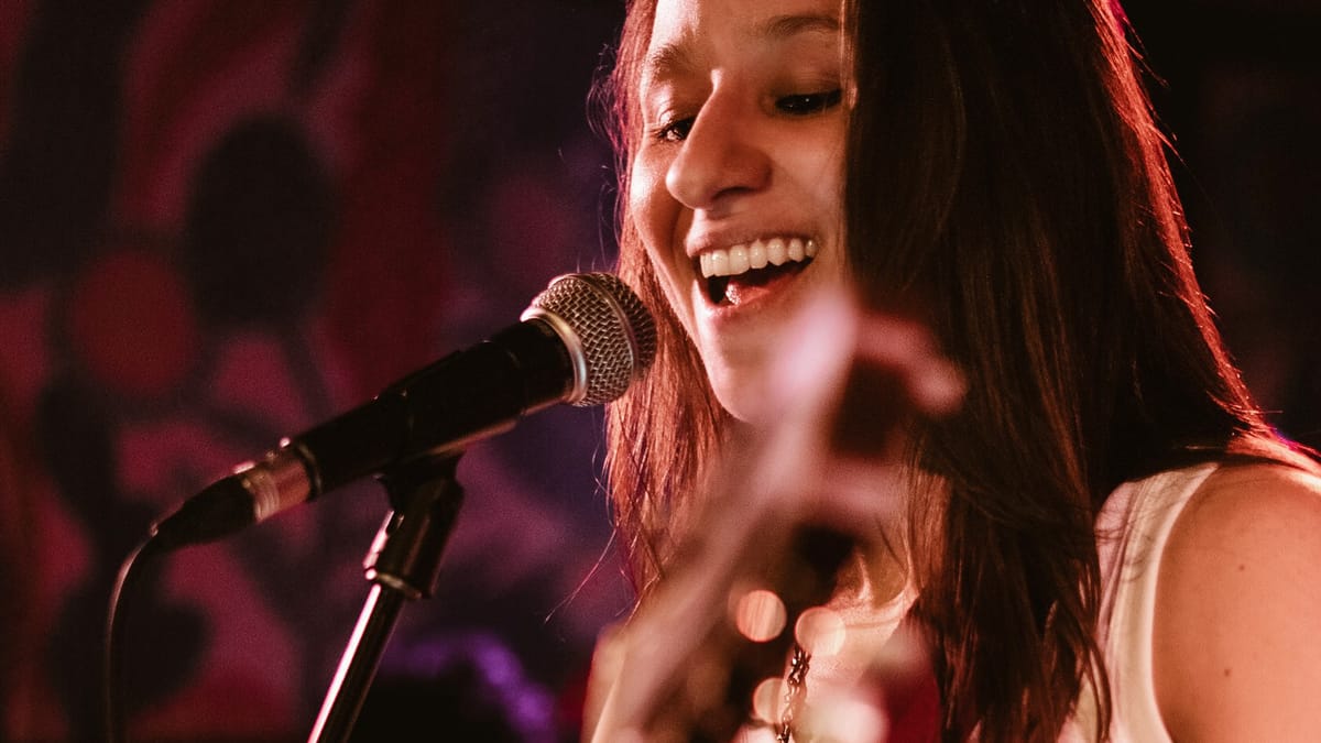 Música ao vivo e roda de samba feminina animam brunch queer