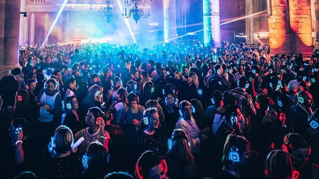 Biblioteca de Toronto vira pista de dança silenciosa ao embalo dos anos 80 e fones iluminados