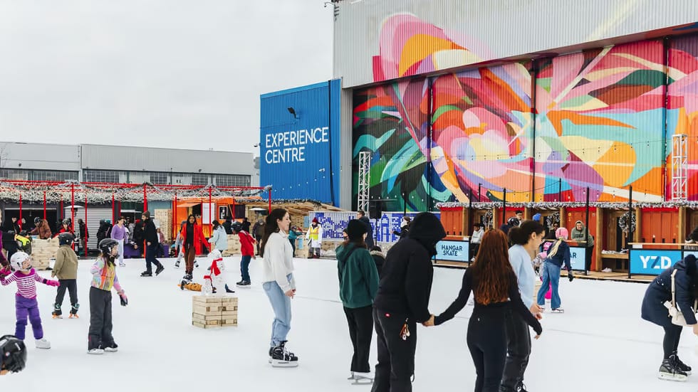 Antigo hangar de aeroporto vira pista de patinação gratuita no inverno