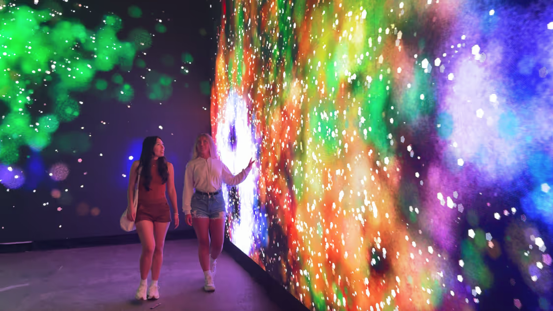 Experiência Mythos traz histórias ancestrais em imersão 360 no Distillery District