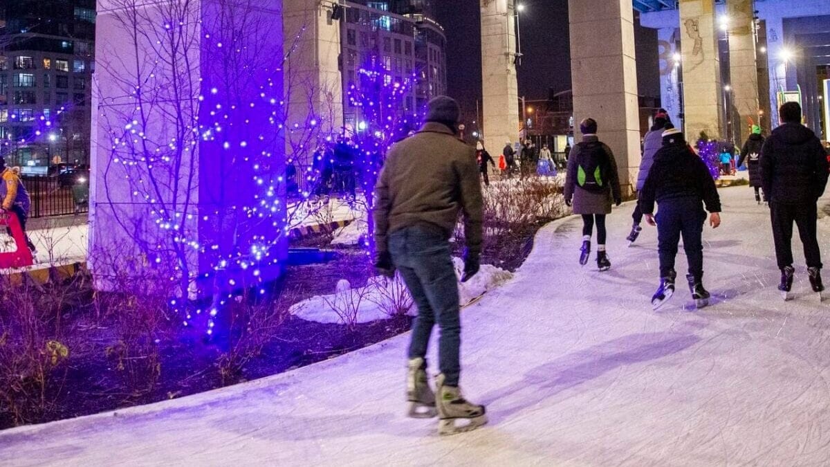 Pista de patinação sob a Gardiner reabre para temporada de inverno