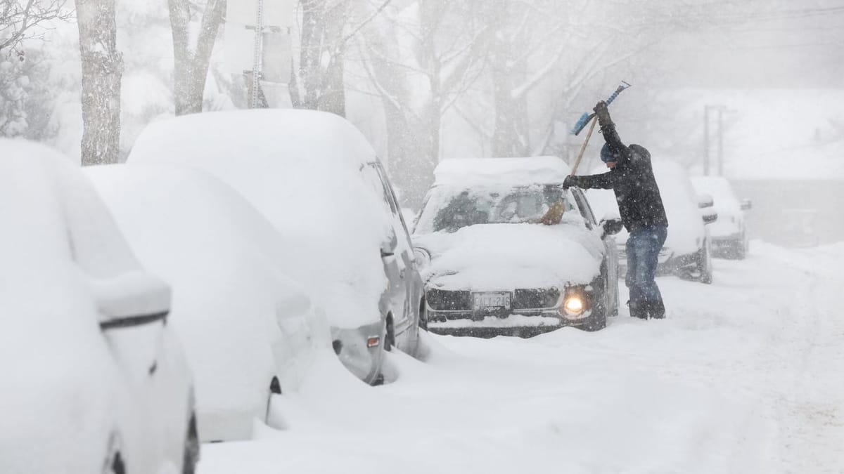 Polícia alerta para multas ao dirigir sem remover neve do carro