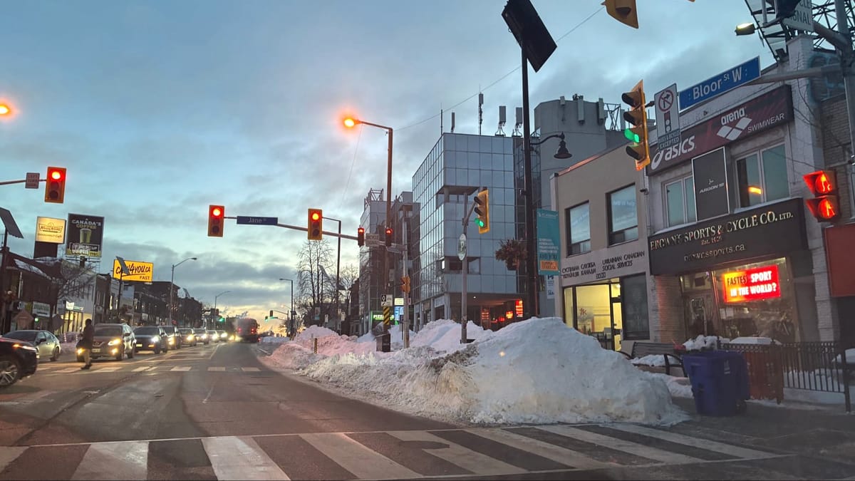 Ciclistas questionam limpeza irregular de ciclovias após nevasca