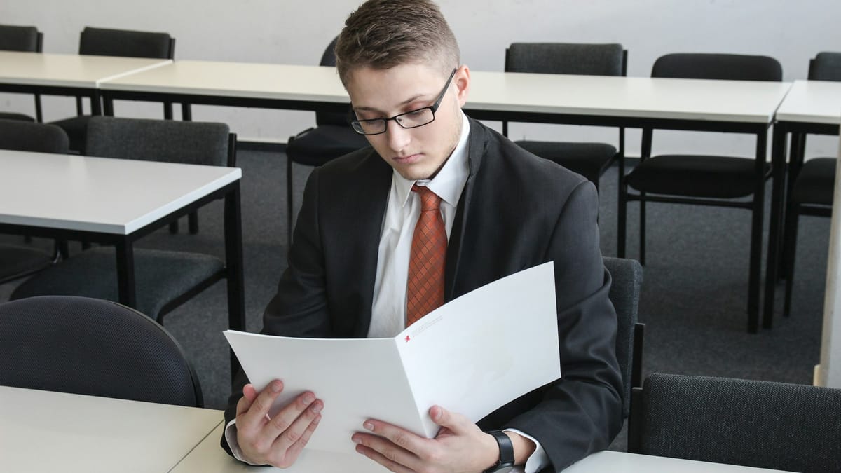 Mercado de trabalho frustra estudantes e profissionais experientes