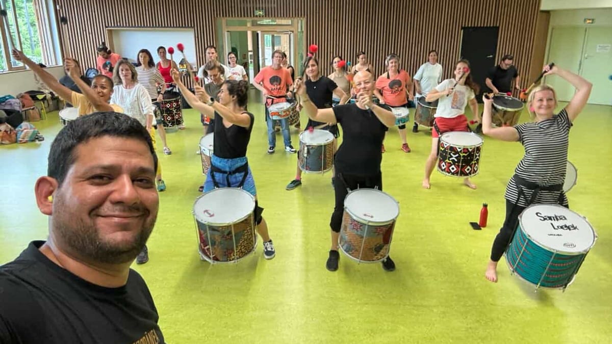 Curso de percussão ensina samba reggae baiano em encontros semanais na cidade