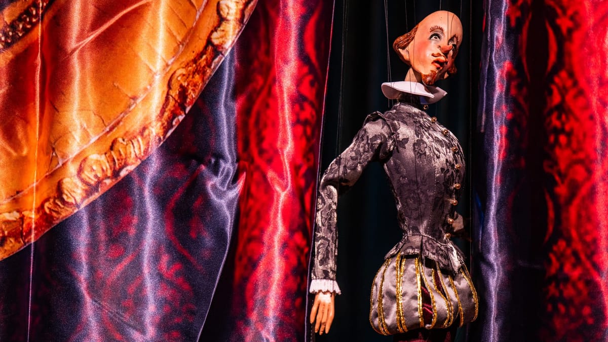 Espetáculo Little Willy traz versão irreverente de Romeu e Julieta com marionetes