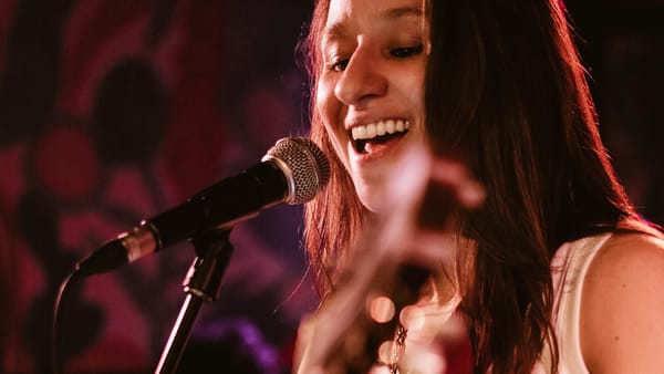 Música ao vivo e roda de samba feminina animam brunch queer