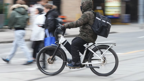 Blitz da polícia de Toronto mira condutores de e-bikes e e-scooters
