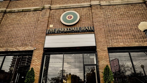 Feira no Parkdale Hall reúne artistas locais, achados vintage e brunch