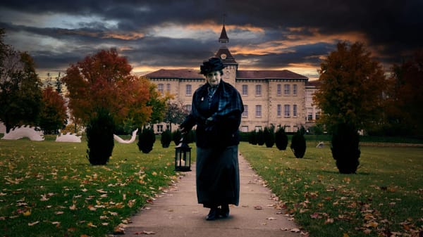 Elora e Fergus ganham ar de Halloweentown entre criaturas e lanternas