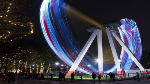 Sete milhões de luzes transformam o Canadá's Wonderland em festival de inverno natalino