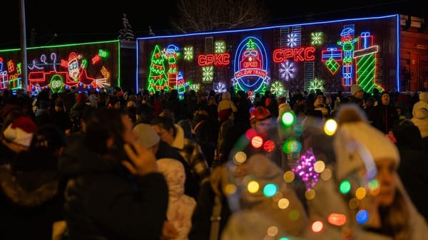 Trem iluminado faz parada festiva em Toronto com show gratuito