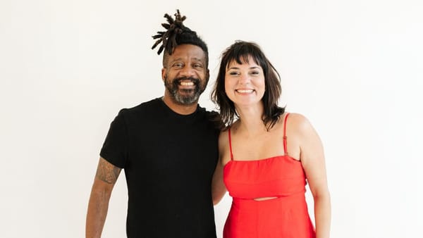 Comunidade brasileira ganha centro cultural itinerante pra chamar de casa e celebra estreia com roda de samba