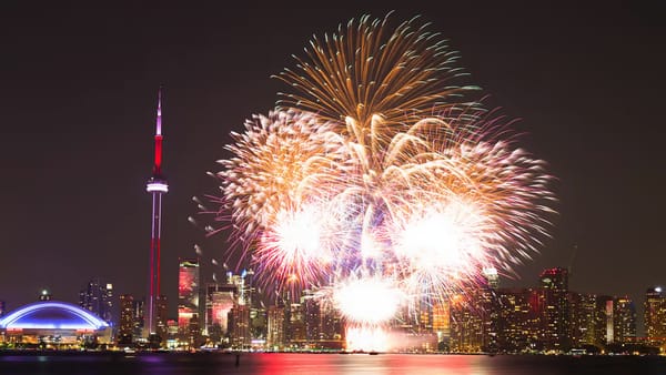 Toronto terá diversos pontos com fogos para celebrar a chegada de 2026