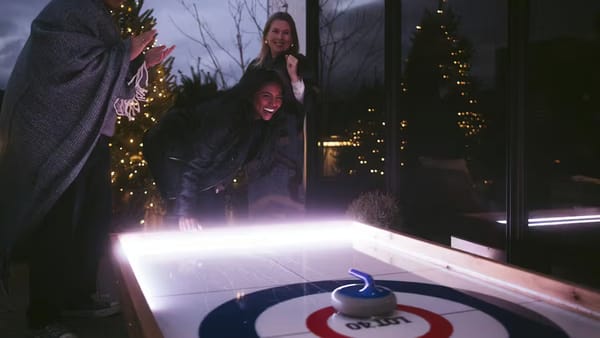 Ace Hotel transforma rooftop em chalé de inverno com curling e fondue