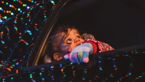 Drive-thru de luzes Magic of Lights retorna com percursos imersivos ainda mais brilhantes