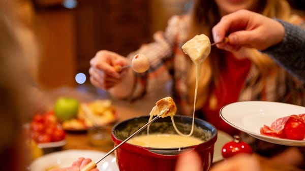Experiência de fondue transforma noites frias em programa aconchegante