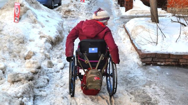 Calçadas cobertas de neve voltam a isolar pessoas com deficiência