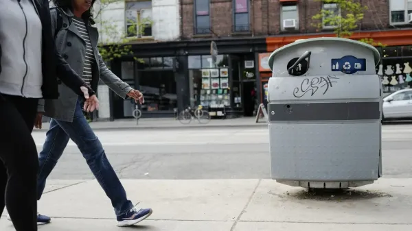 Lixeiras fedorentas e quebradas podem finalmente ter os dias contados